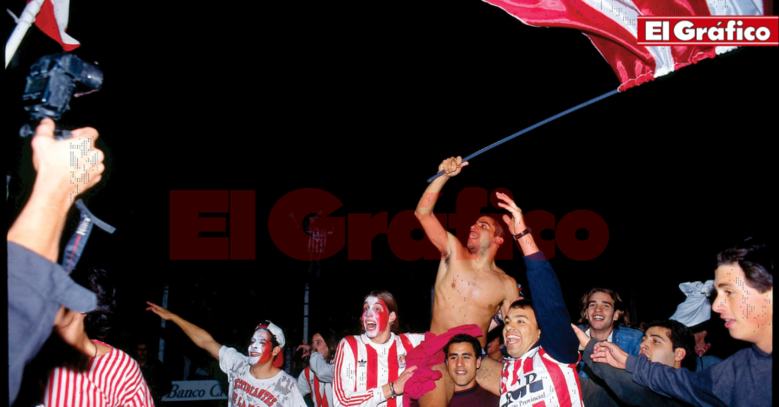 Imagen Festejando el ascenso con Estudiantes en 1995