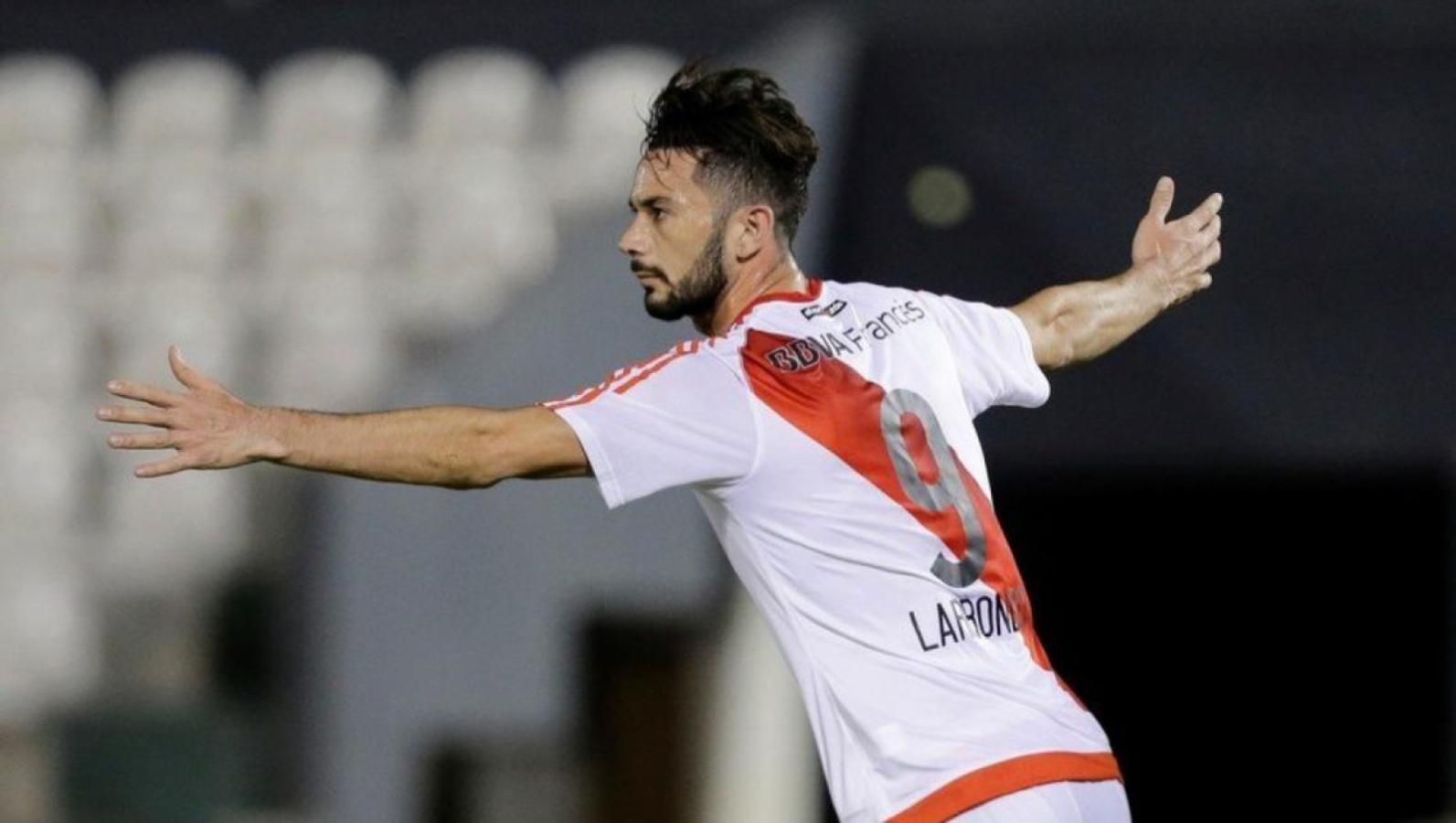 Imagen Larrondo, con la 9 de River