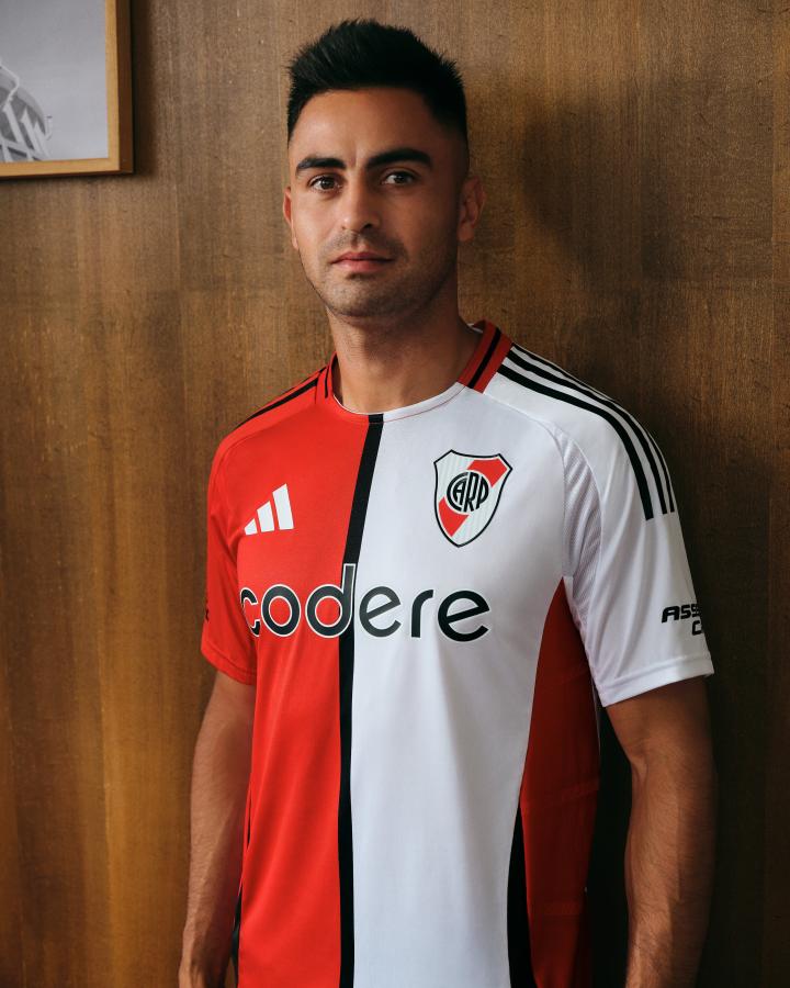 Imagen Gonzalo Martínez posó con la camiseta nueva de River.