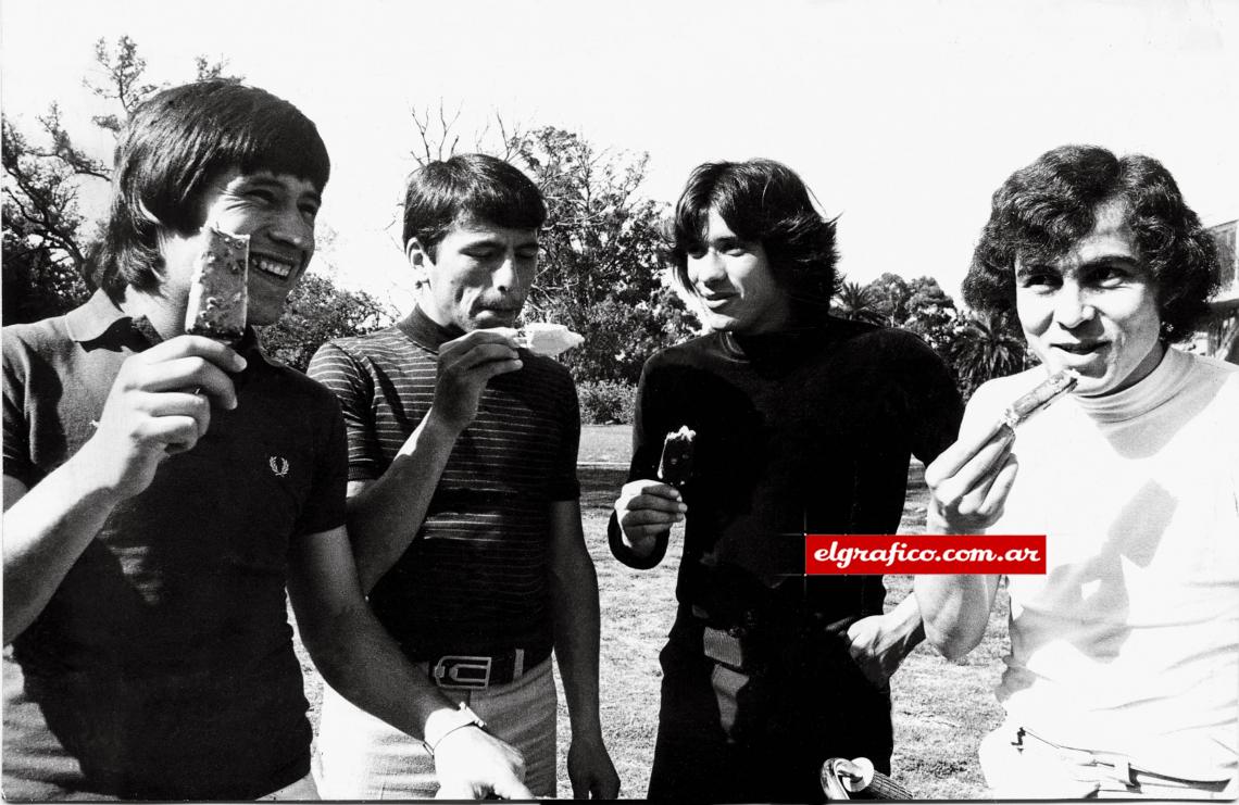 Imagen En 1974 entre alguno de los sobresalientes jovenes del fútbol argentino: Oscar Ortiz, Daniel Passarella y Marcelo Trobbiani. Fue en el Planetario reunidos por El Gráfico. La nota se tituló "Un viaje al país de los pibes"