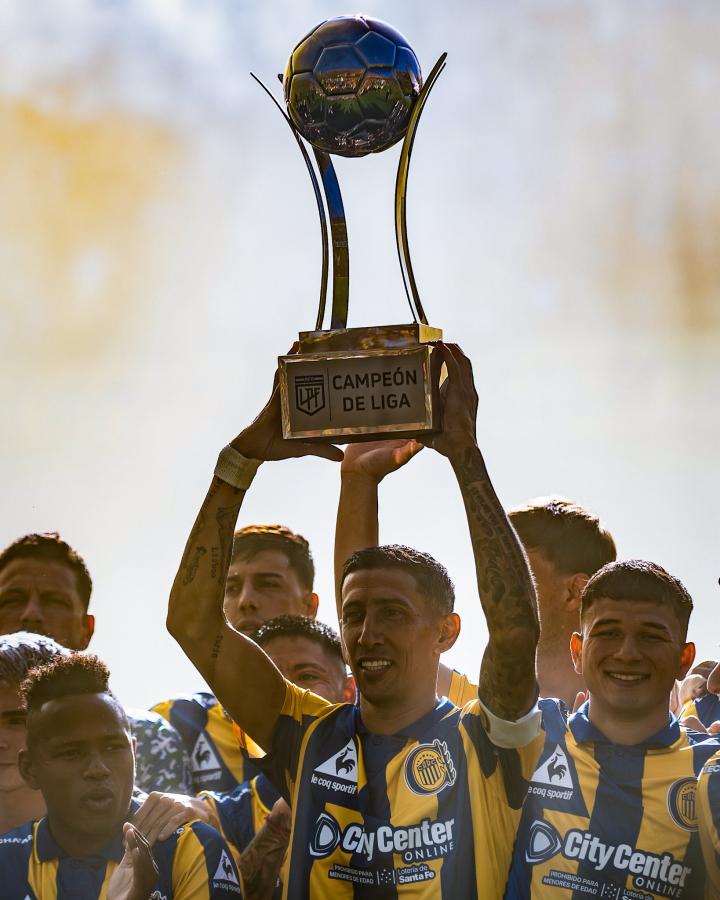 Imagen Ángel Di María sostiene el trofeo de Campeón de Liga 2025 que le otorgó la AFA a Central.