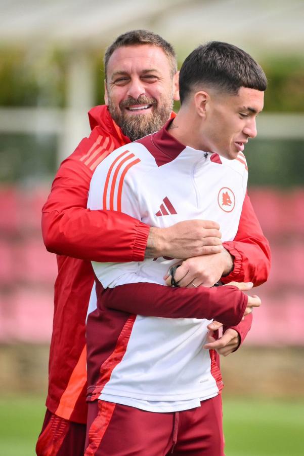 Imagen De Rossi era muy querido por el plantel. Aquí, abrazando al argentino Soulé.