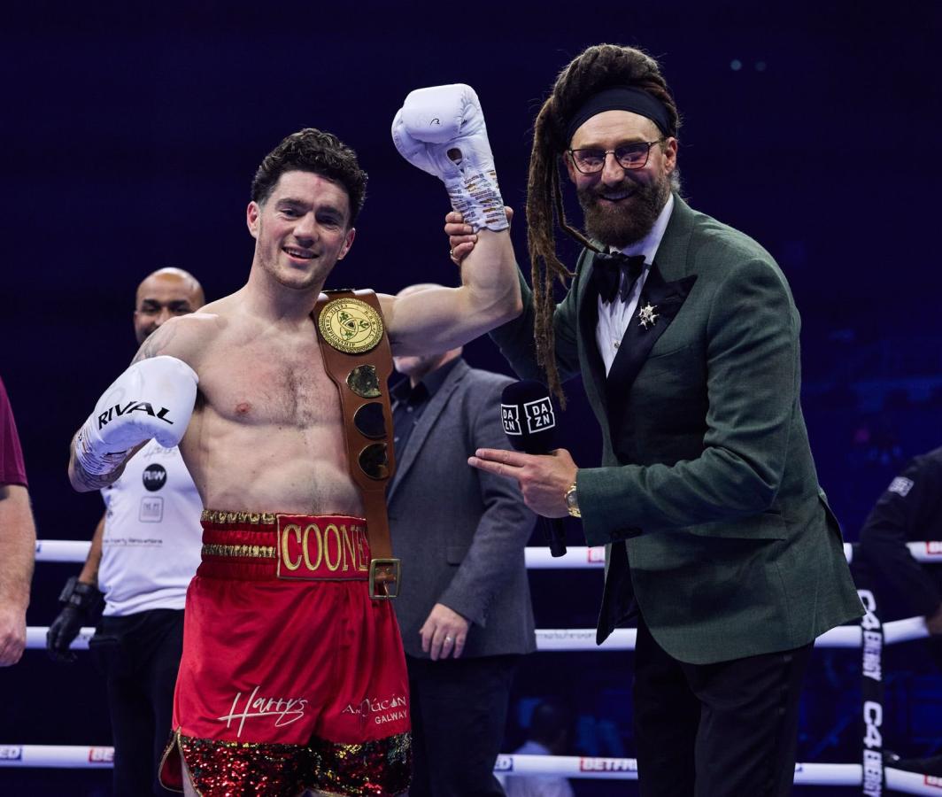 Imagen John Cooney junto a David Diamante, la voz del boxeo.