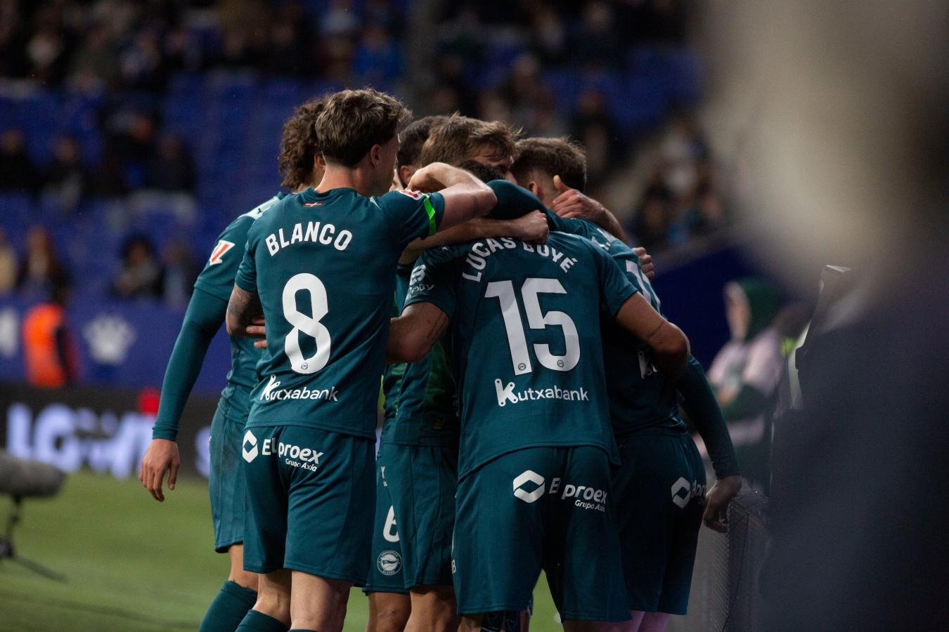 Imagen Boyé es abrazado por sus compañeros de Alavés tras marcar el gol del triunfo.