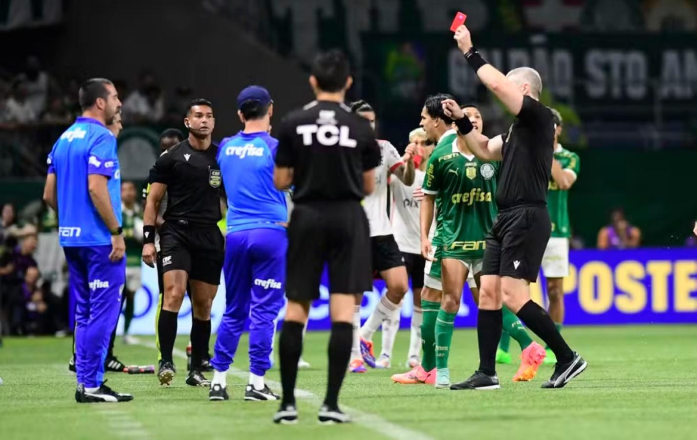 Imagen Anderson Daronco le muestra la tarjeta roja a Abel Ferreira. Foto: Marcos Ribolli