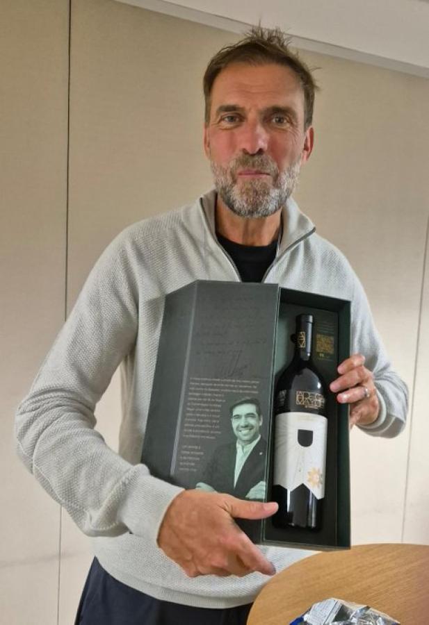 Imagen Klopp, sonriente con el vino de Abel Ferreira. ¿Lo habrá tomado tras ser atacado por el portugués?