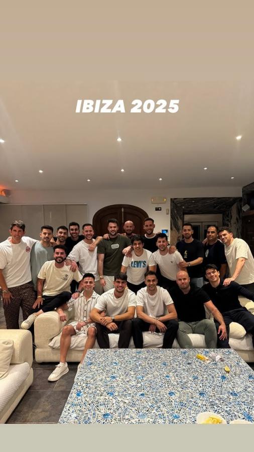 Imagen Carlos Alcaraz y sus amigos en Ibiza.