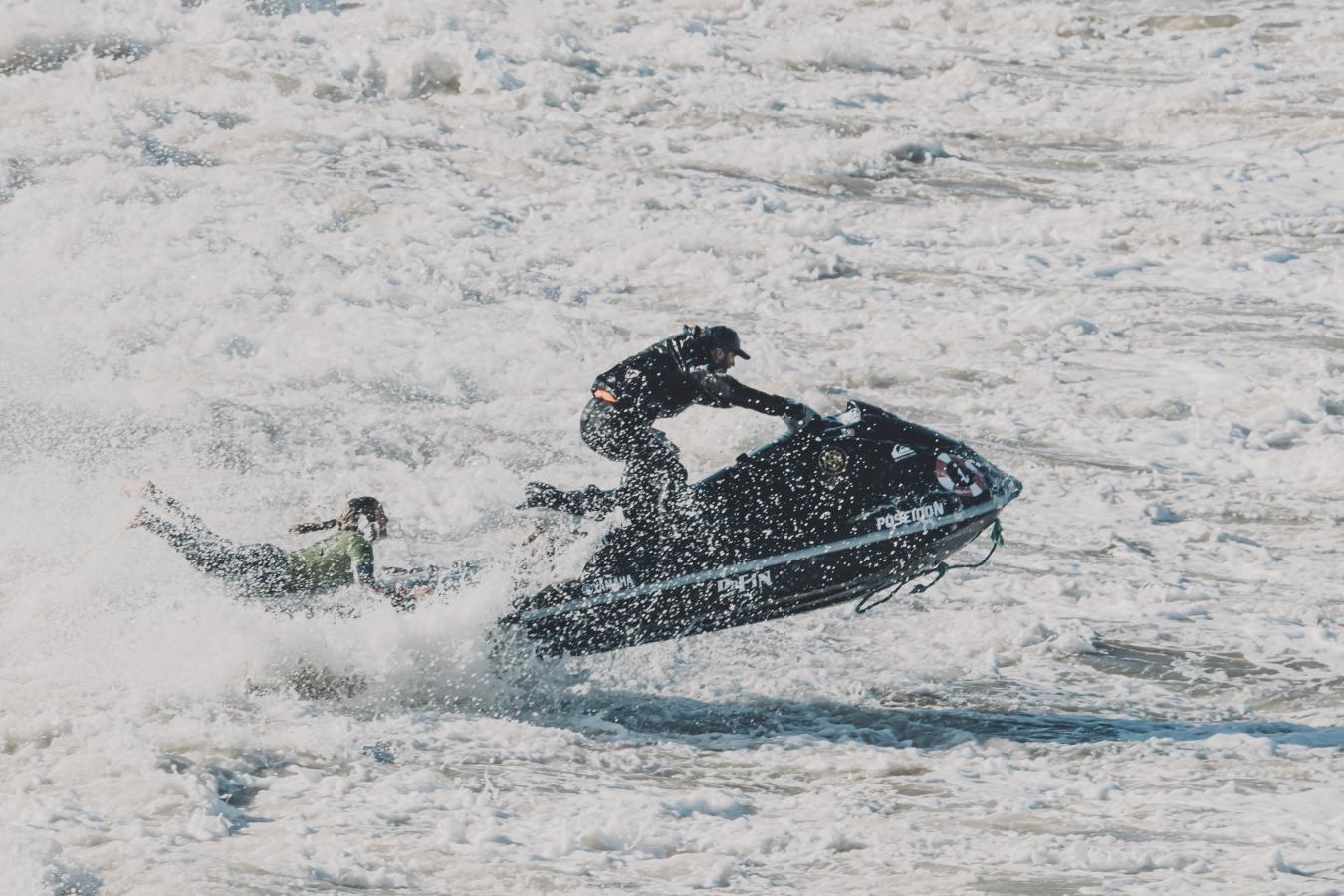 Imagen El experimentado Gastón Capria y su moto de agua ayudaron a los surfistas en un mar con mucho poder y corriente.