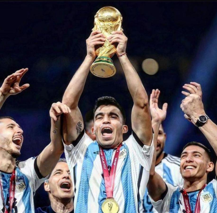 Imagen Marcos Acuña levantando la Copa del Mundo. Tras una ausencia de casi un año, tendrá una nueva chance.