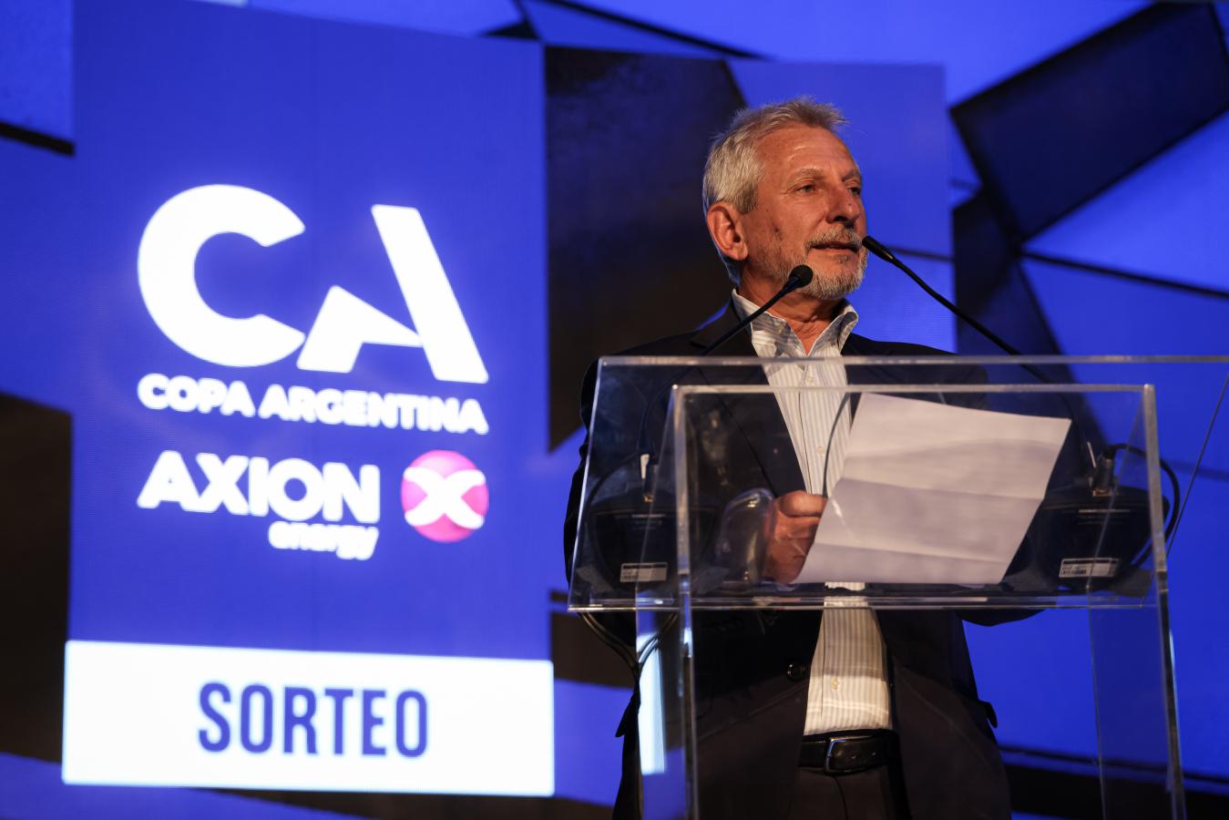 Imagen Gustavo Isaack, presidente de Torneos, en el sorteo de la Copa Argentina.