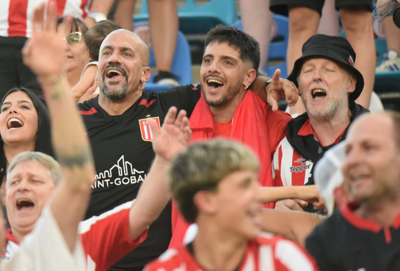 Imagen Verón celebró el título desde la platea, como un hincha más. Fotobaires.