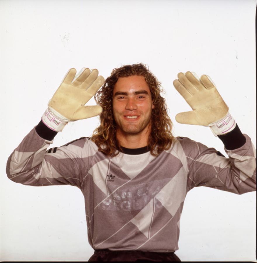 Imagen Nacho González con su pelo largo, en una producción de El Gráfico.