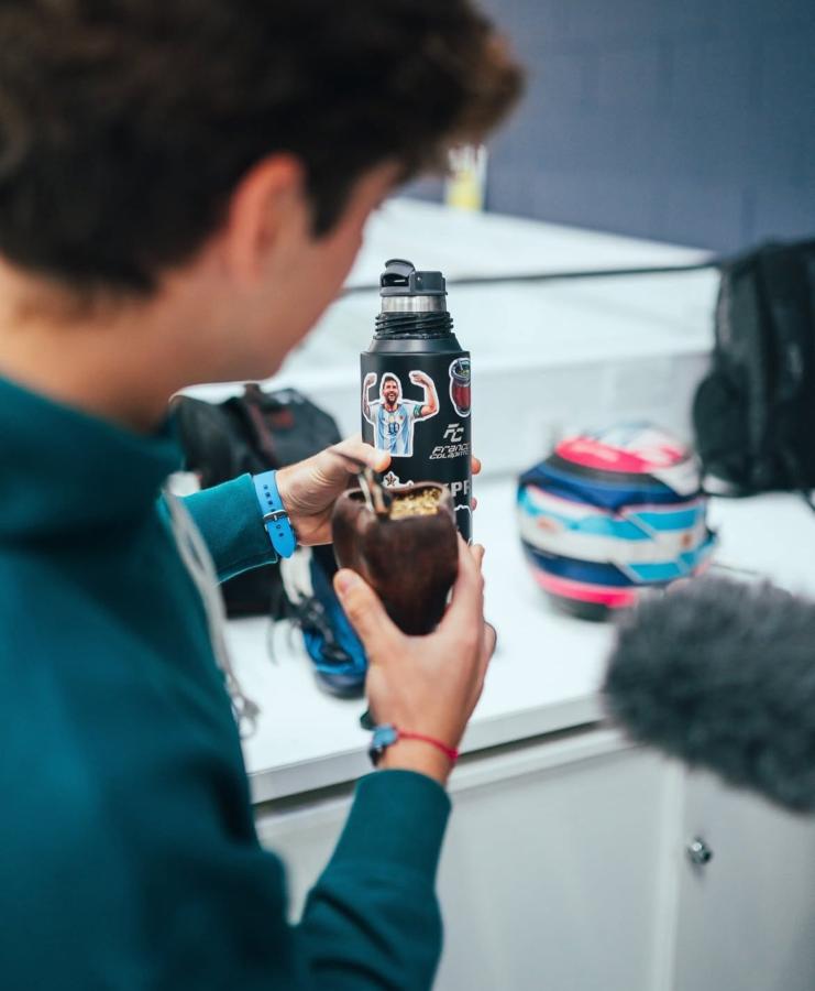 Imagen Argentinidad al palo: Colapinto y su mate con el sticker de Messi.