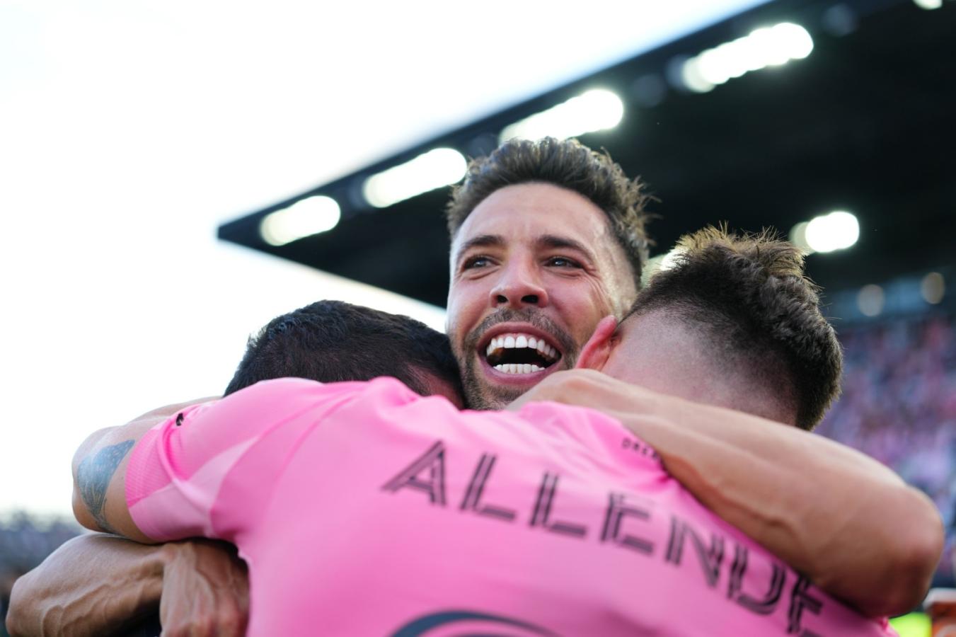 Imagen Jordi Alba colgó los botines en un altísimo nivel. Se retira con una copa bajo el brazo.
