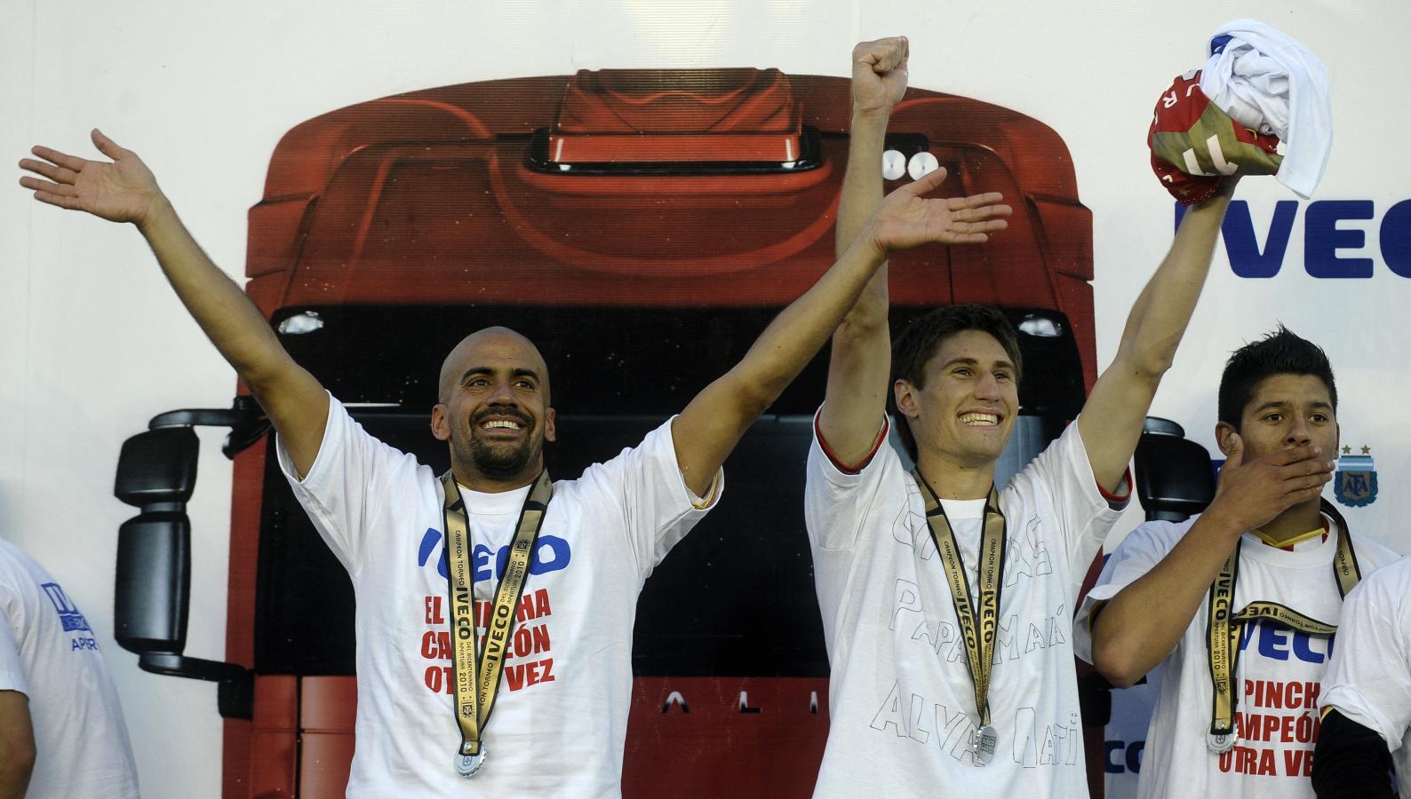 Imagen Verón, Fede Fernández y Rojo, tras ganar el Clausura 2010 con Estudiantes.