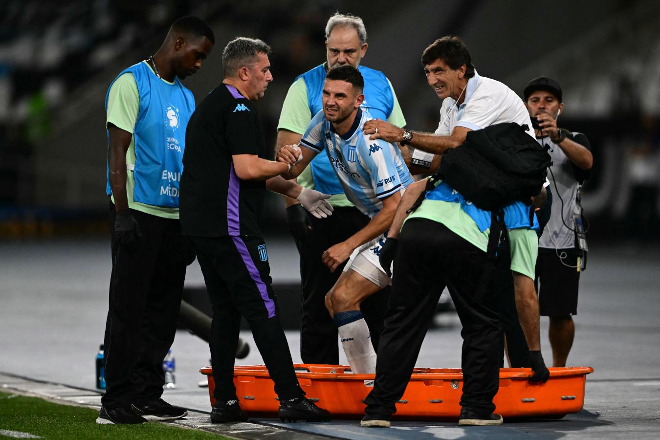 Imagen Maravilla Martínez fue retirado en camilla contra Botafogo. Foto: AFP