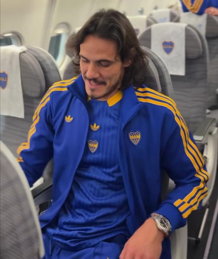 Imagen Edinson Cavani, en el avión que trasladó a Boca a Miami.
