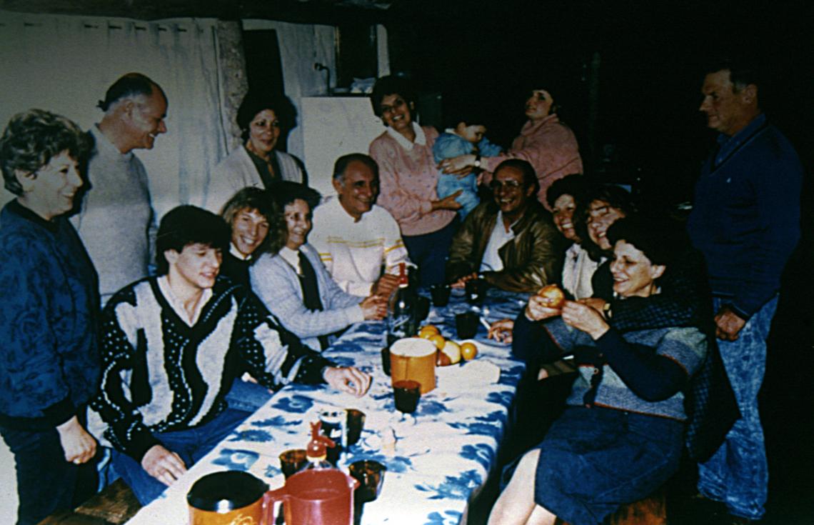 Imagen Junio de 1988. Reunión familiar en Henderson. Junto a la abuela Isabel, el tío Tito, sus padres y su hermano Marcelo. Ya estaba vendido a Europa. Volvió a su pueblo recién ocho años después …para el entierro de su madre.