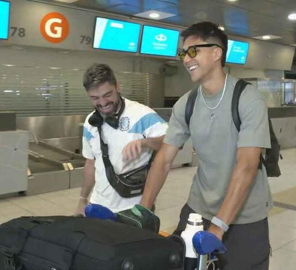 Imagen Pizarro, al arribar este domingo a la Argentina para sumarse a Racing.