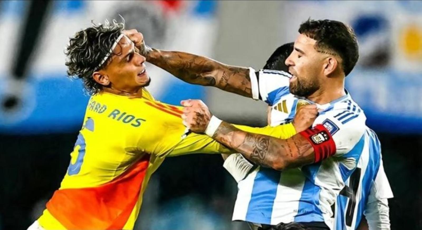 Imagen El fuerte cruce entre Otamendi y Richard Ríos en las Eliminatorias