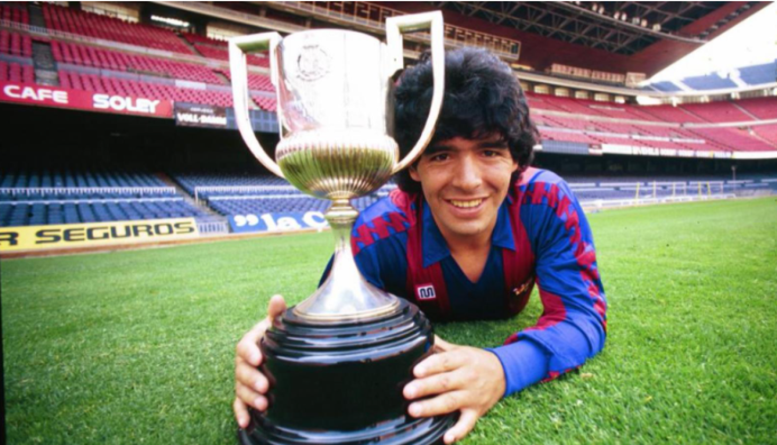 Imagen Maradona ganó tres títulos en Barcelona