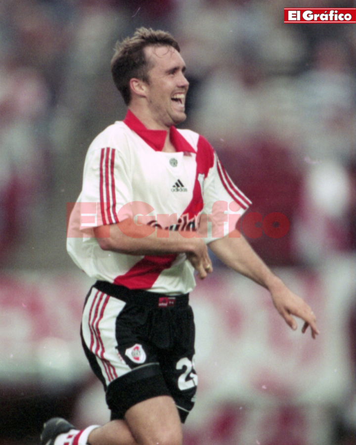 Imagen Jugando para River, le marcó un gol a Newell's y en el festejo les recordó su amor por Central