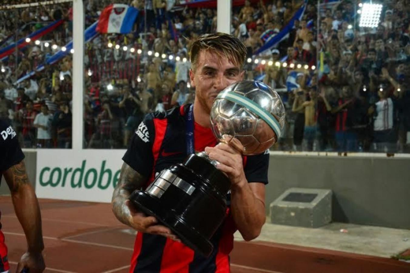 Imagen Julio Buffarini besa el trofeo de campeón. Foto: Leo Rea.