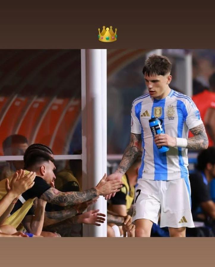 Imagen La historia que publicó Garnacho con la foto que refleja el saludo con Messi en el partido con Perú.