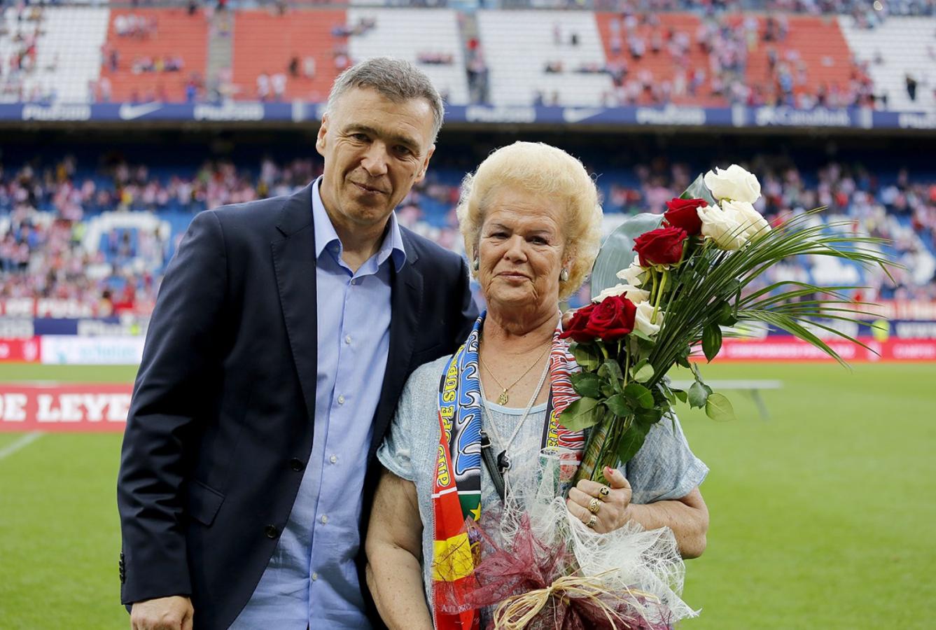 Imagen Margarita y su ramo de flores: una costumbre bien Colchonera.