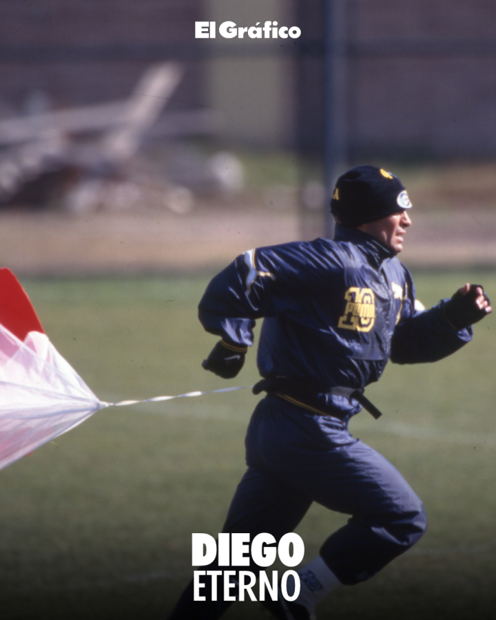 Imagen Iicónico entrenamiento de Diego Maradona con un paracaídas de resistencia en 1997, en su última etapa en Boca.