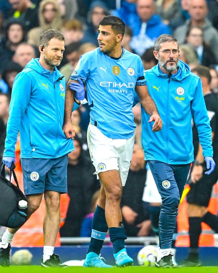 Imagen Esta podría ser la última imagen de Rodri de la temporada, en caso de confirmarse la durísima lesión.