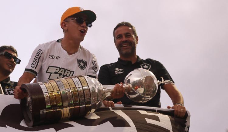 Imagen de Thiago Almada, de festejo: las sensaciones tras alzar la Libertadores y la incógnita sobre su futuro