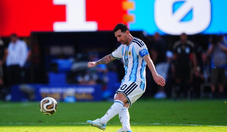 Imagen de El último baile de Leo: designaron el juez extranjero que arbitrará la emotiva despedida de Messi