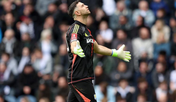 Imagen de Dibu Martínez celebró sus 200 partidos en Aston Villa con el pase a semifinales de la FA Cup