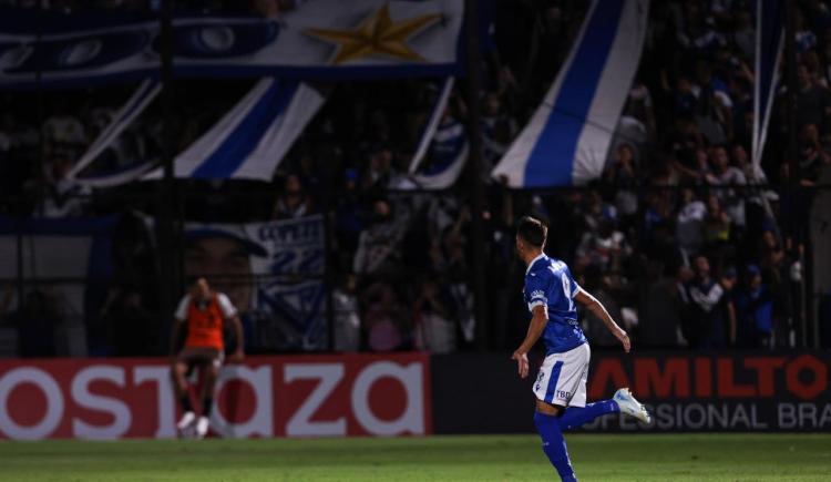 Imagen de Aire para Domínguez: Vélez cortó su sequía y avanzó en la Copa Argentina