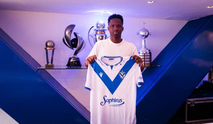 Imagen de Sobrevivió a un terremoto, fue adoptado por una familia argentina y firmó el primer contrato en Vélez
