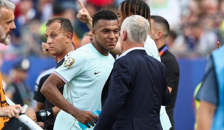 Imagen de Deschamps habló del cambio de Mbappé y encendió las alarmas en Francia: "Sentía dolor"