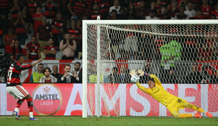 Imagen de De Fernando Muslera a los históricos: los arqueros que atajaron tres o más penales en una tanda de Libertadores