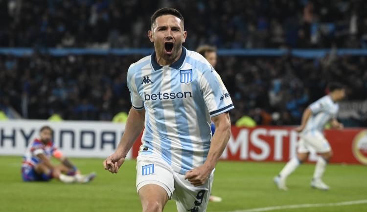 Imagen de La Maravilla de Martínez: Racing, de chilena a los octavos de final