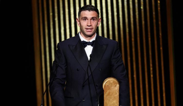 Imagen de Revelaron por cuántos votos ganó Dibu Martínez el premio a mejor arquero del mundo