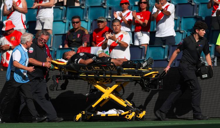 Imagen de Impactante: un juez de línea se descompensó en pleno partido entre Perú y Canadá