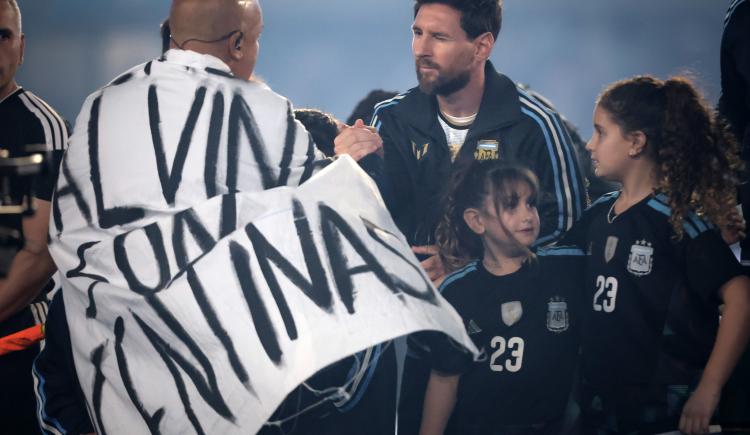 Imagen de Lágrimas de emoción y bandera de Malvinas: así sonó el Himno Argentino en la despedida de Messi
