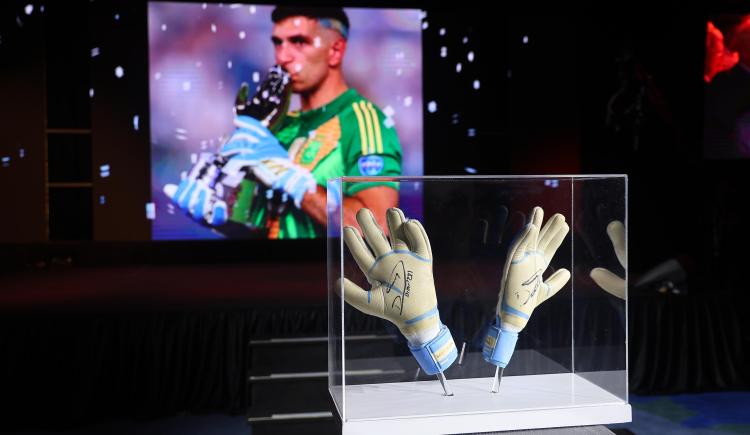 Imagen de Pagaron una fortuna por los guantes de Dibu Martínez: la conmovedora historia detrás