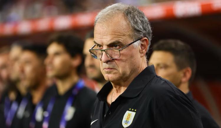 Imagen de Bielsa no esquivó el bulto de la crisis de Uruguay dentro y fuera de la cancha