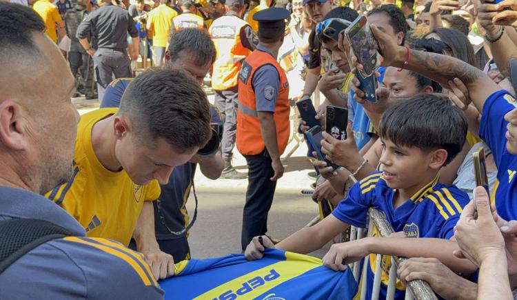 Imagen de El caluroso recibimiento a Boca en Santiago del Estero