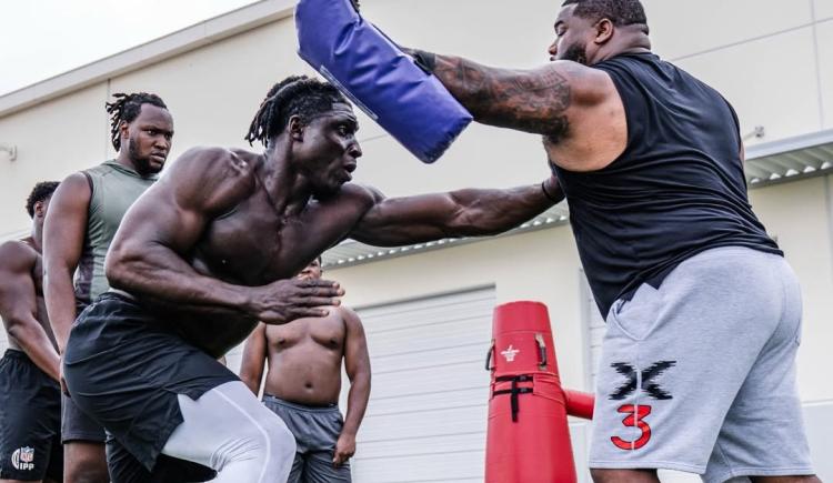 Imagen de Es nigeriano, nunca practicó football americano y jugará en la NFL