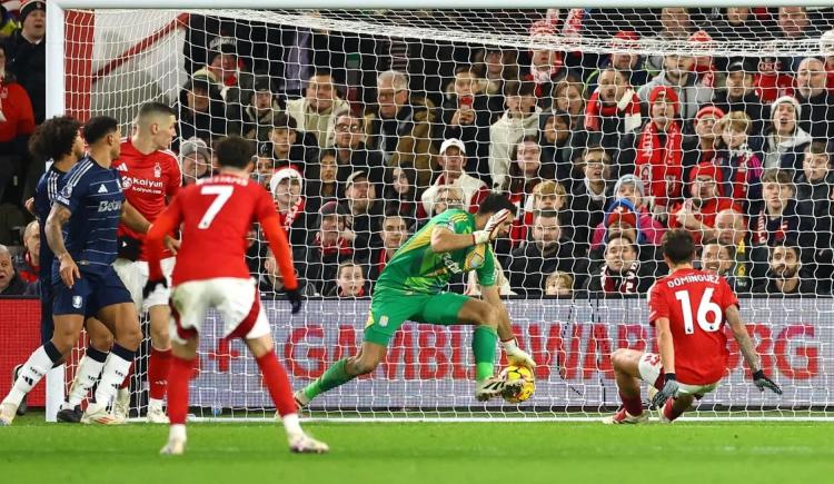 Imagen de De otro planeta: la impactante salvada de Dibu Martínez a Nico Domínguez en la Premier League