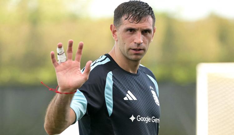 Imagen de El gesto de Dibu Martínez en el entrenamiento que encendió las alarmas en la Selección
