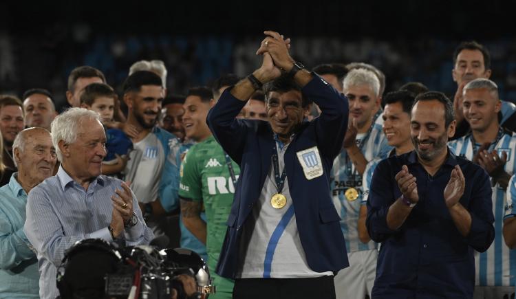 Imagen de La fiesta de Racing campeón: los ídolos del '88, Costas con el traje de Pizzuti y más