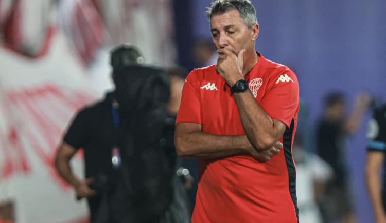 Imagen de Insólita situación para Frank Kudelka: perderá a todo su mediocampo titular en un solo mercado de pases